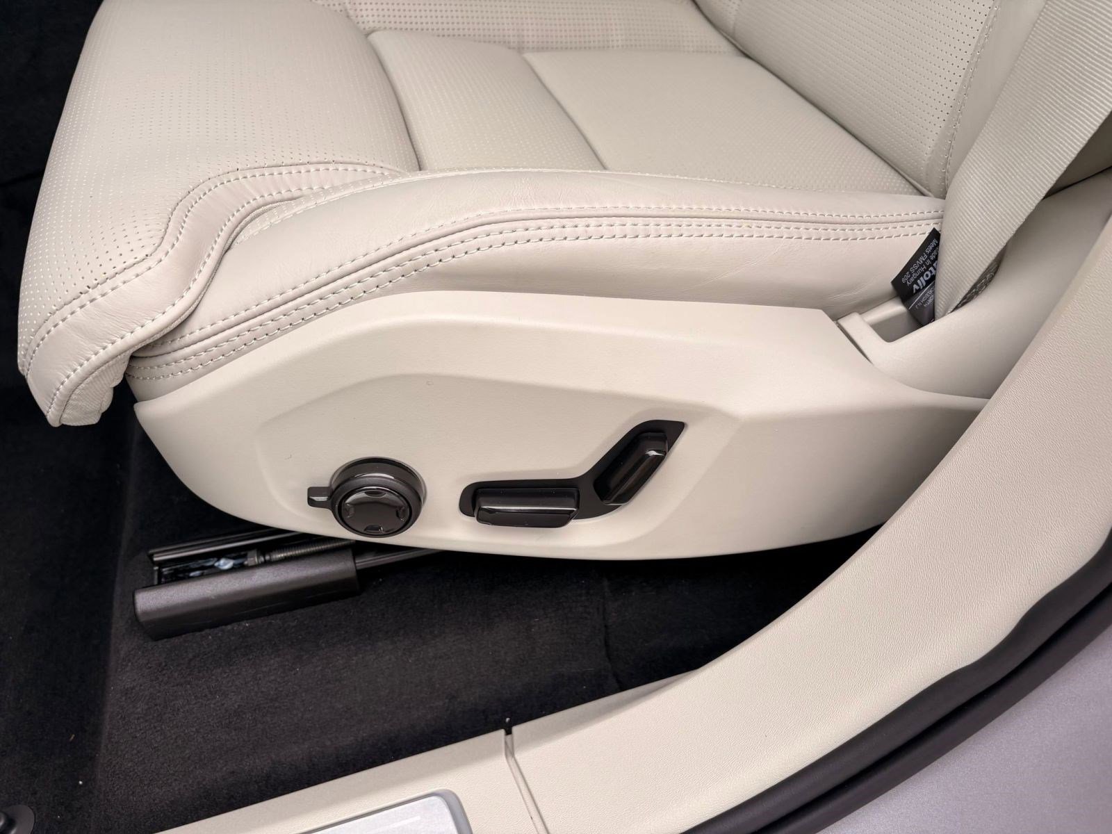 Used 2026 Volvo XC90 B6 Ultra w/ Protection Package image 14