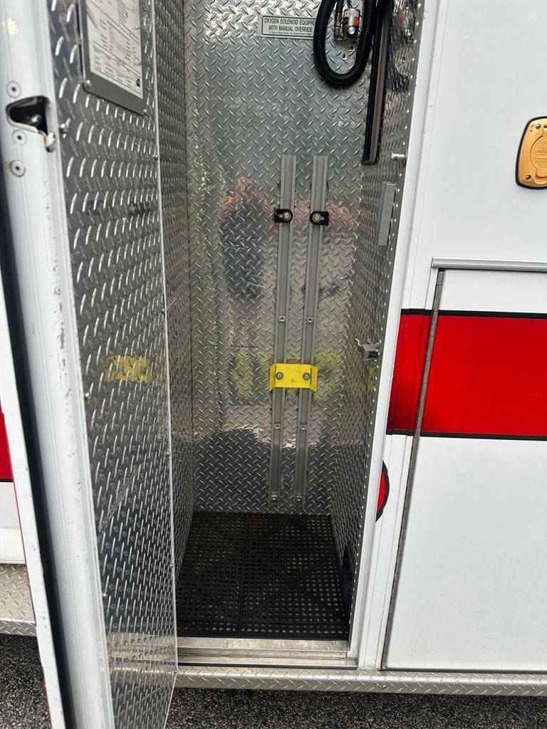 Used 2011 Chevrolet Express 4500 w/ Ambulance Package RWD image 21
