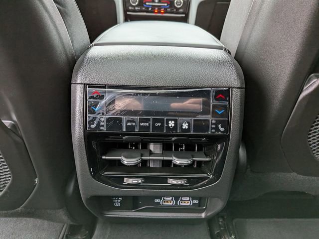 Used 2023 Jeep Grand Cherokee Overland w/ Luxury Tech Group IV AWD/4WD image 12