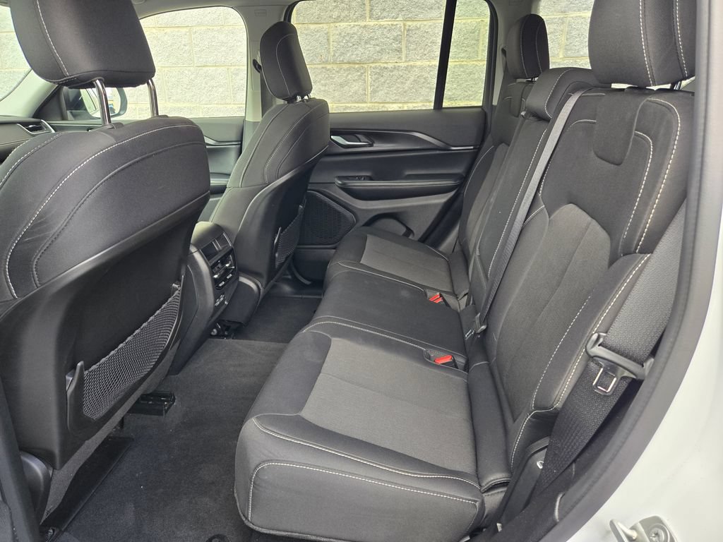 Used 2023 Jeep Grand Cherokee Laredo w/ Luxury Tech Group I AWD/4WD image 34