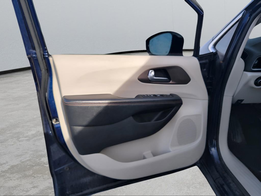 Used 2018 Chrysler Pacifica Touring-L image 10