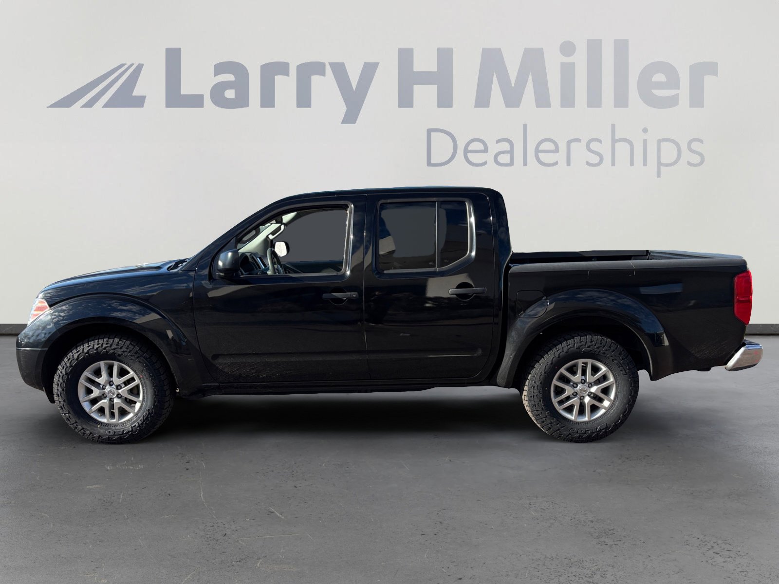 Used 2016 Nissan Frontier SV image 2