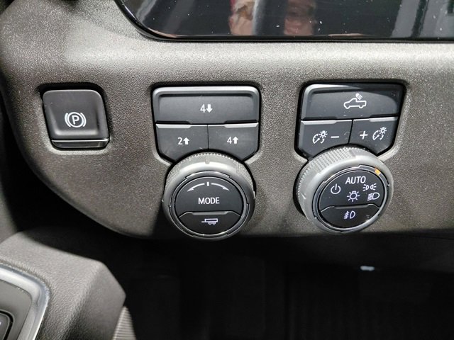 Used 2025 Chevrolet Silverado 2500 LT w/ Convenience Package image 39