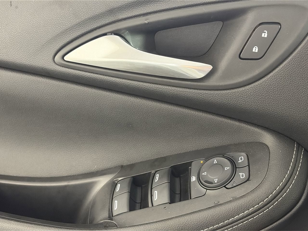Used 2025 Buick Encore GX Preferred AWD/4WD image 18