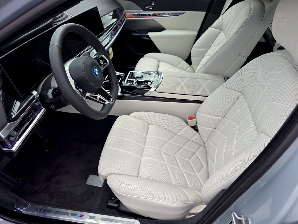 New 2026 BMW 750e xDrive w/ Executive Package AWD/4WD image 7