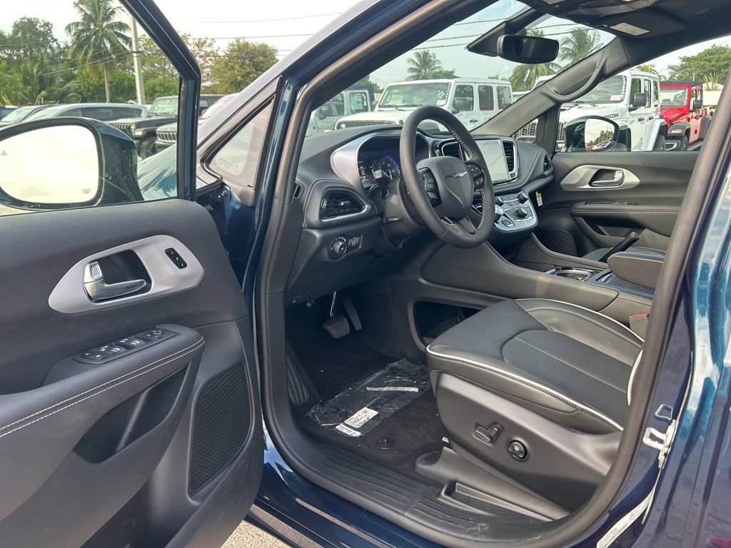 New 2025 Chrysler Pacifica Limited image 10