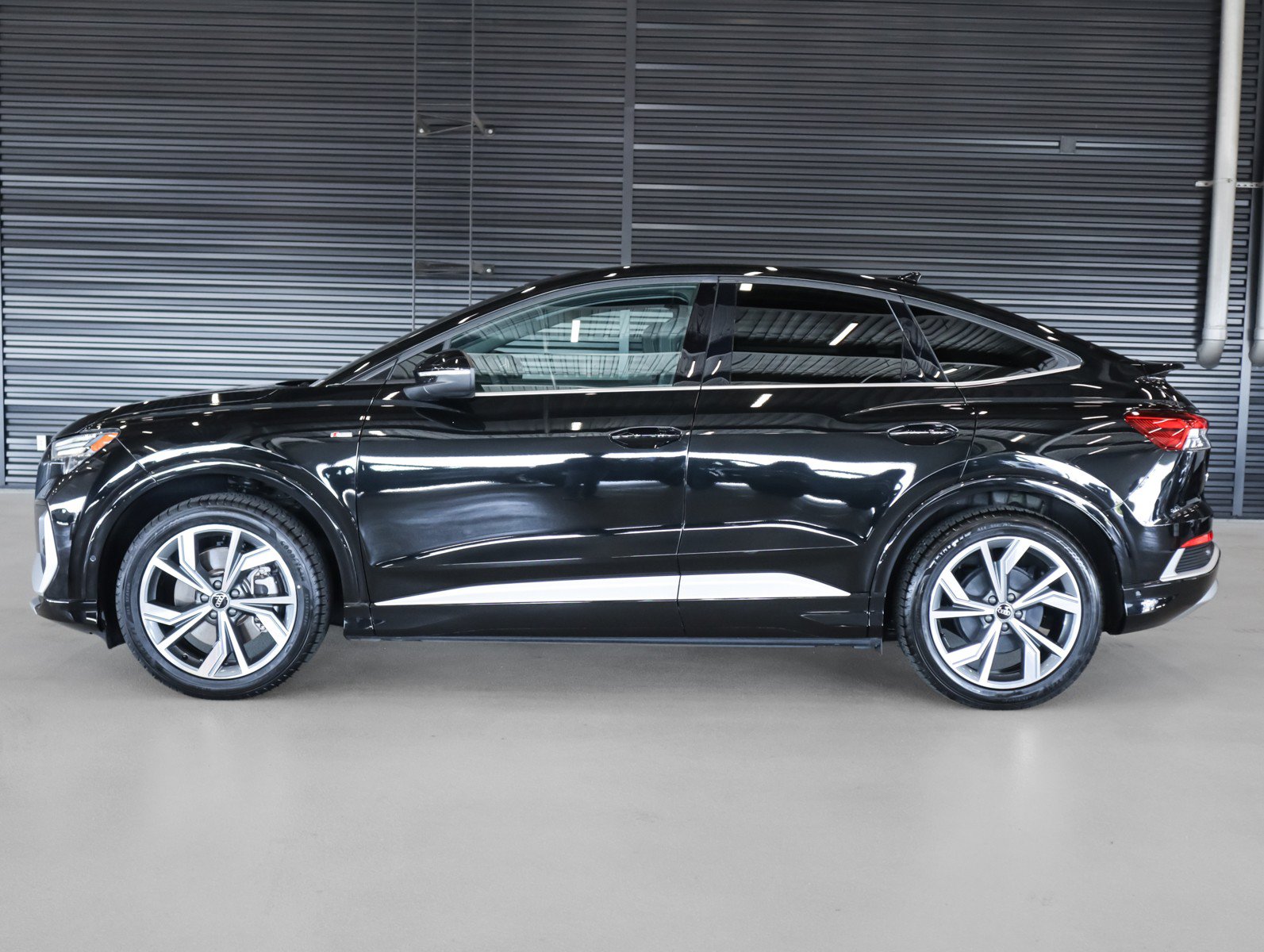 Used 2024 Audi Q4 e-tron Prestige AWD/4WD image 15