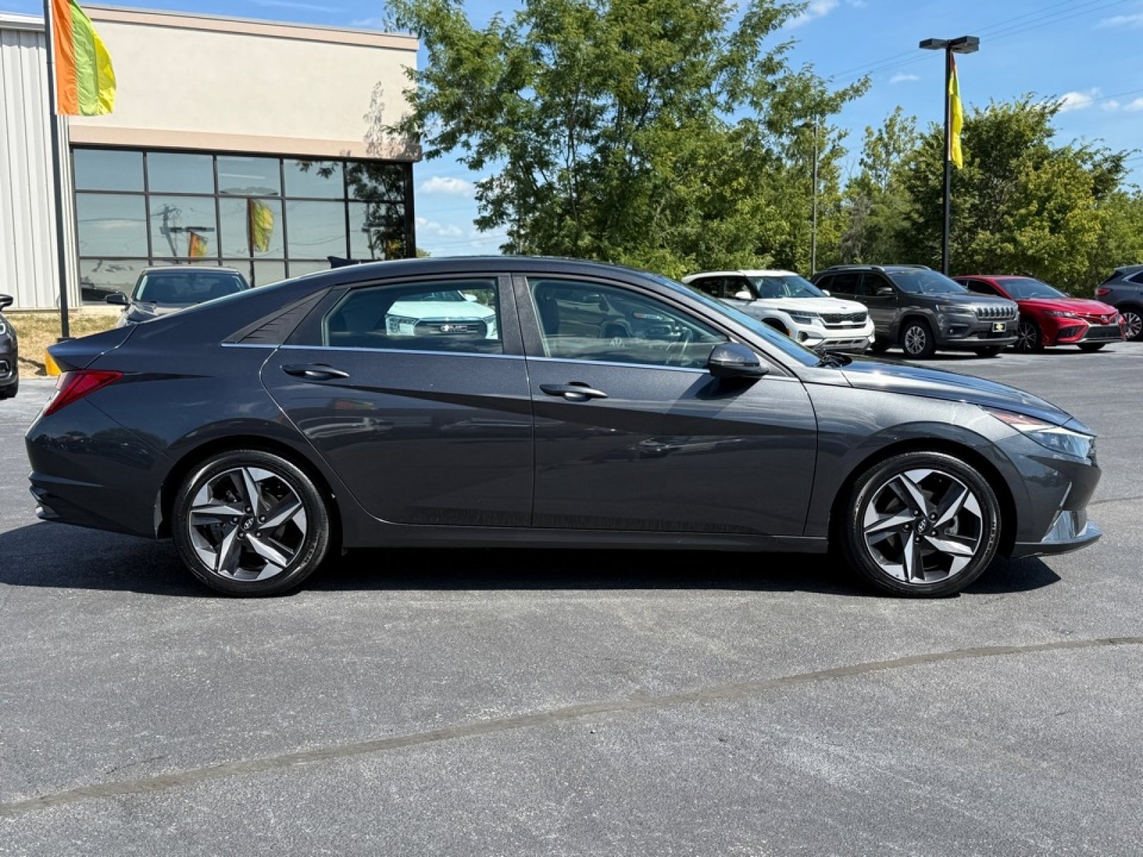 Used 2021 Hyundai Elantra SEL w/ Convenience + Premium Package image 9