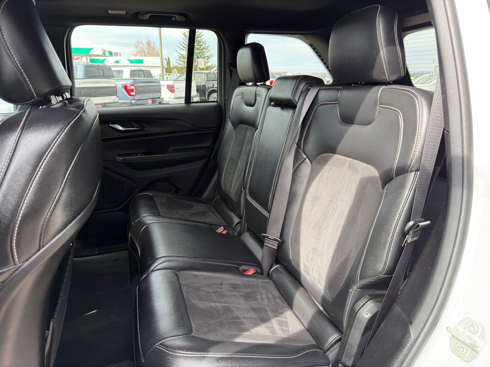 Used 2024 Jeep Grand Cherokee Altitude image 28