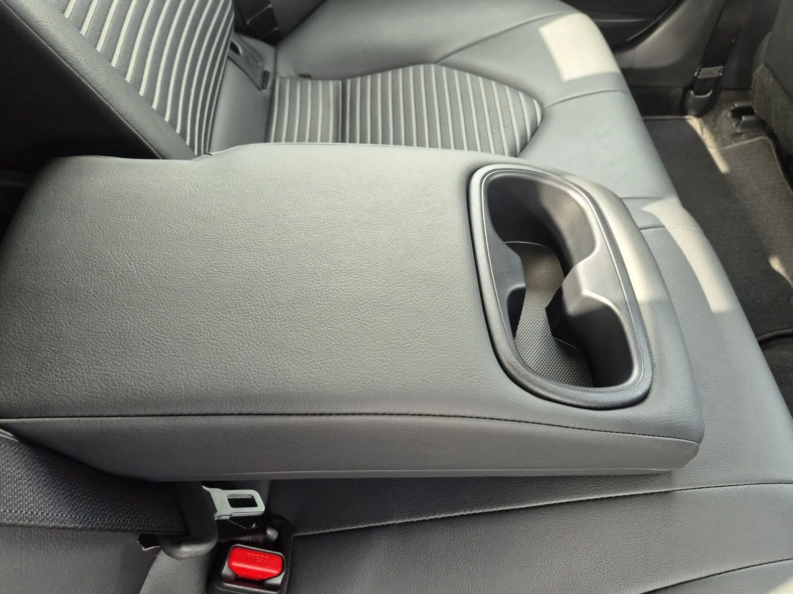Used 2018 Toyota Camry SE FWD image 19