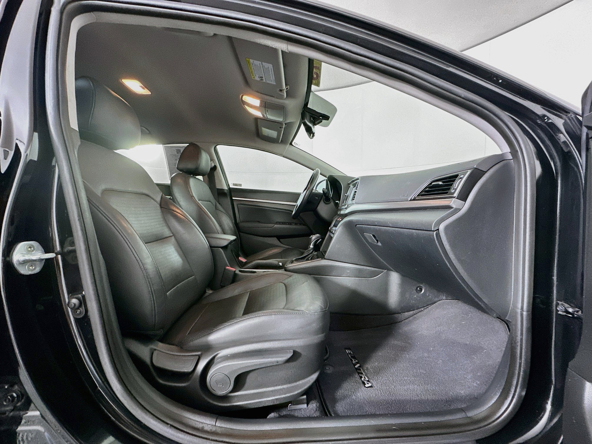 Used 2017 Hyundai Elantra Limited FWD image 31
