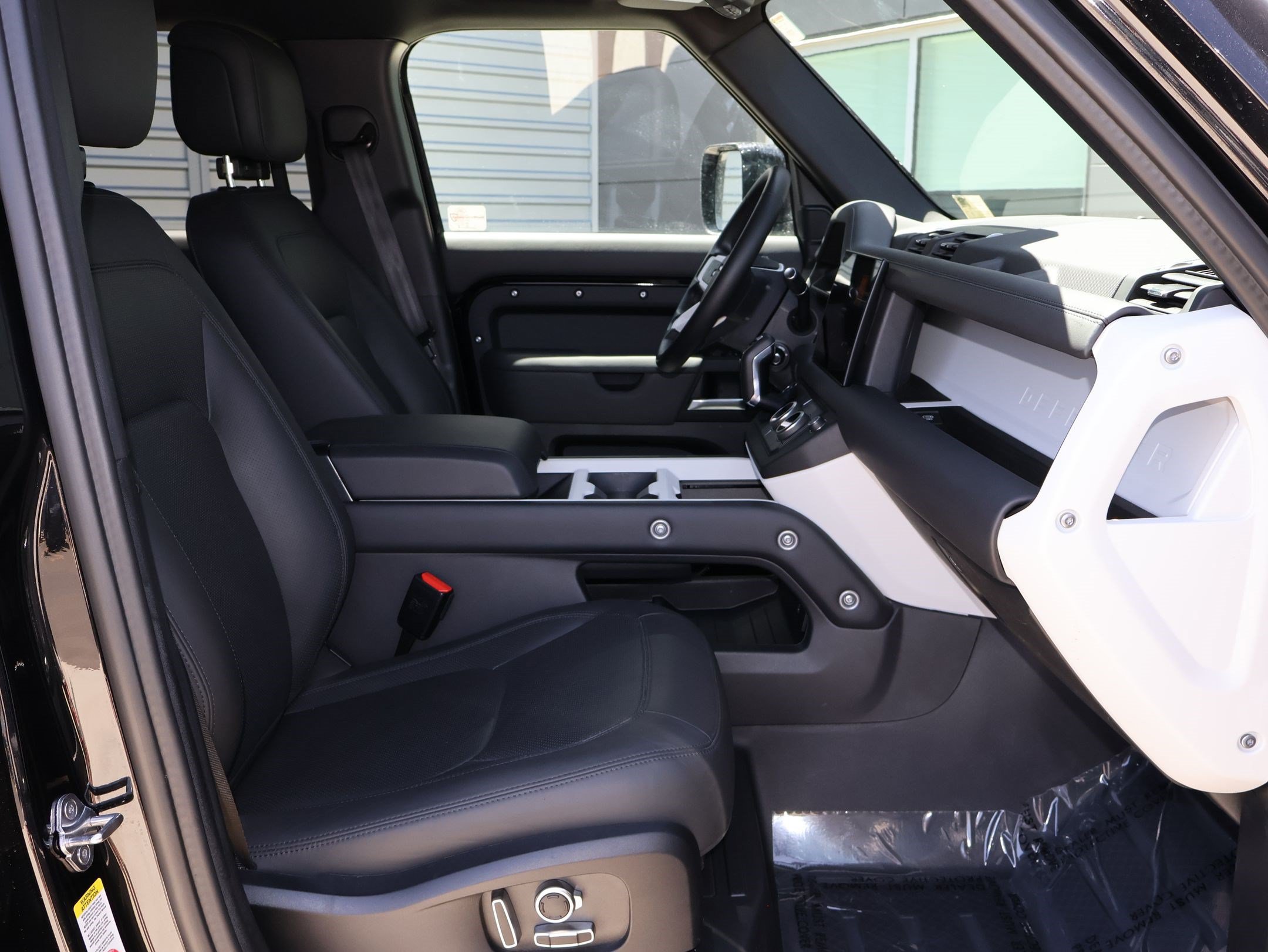 Certified 2025 Land Rover Defender 130 X-Dynamic SE AWD/4WD image 32