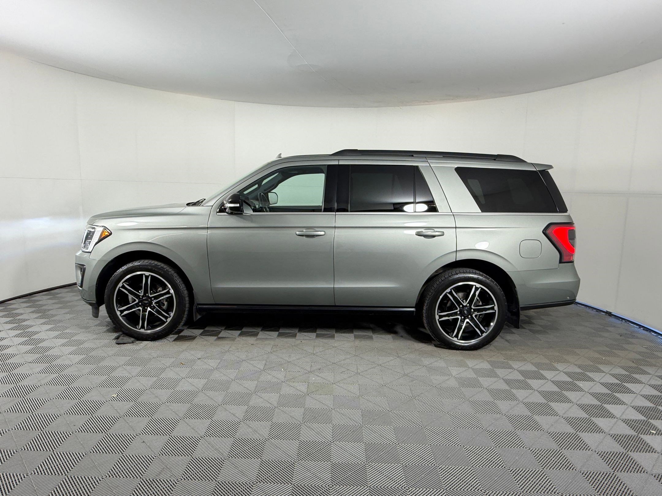 Used 2019 Ford Expedition Limited w/ Equipment Group 303A image 2