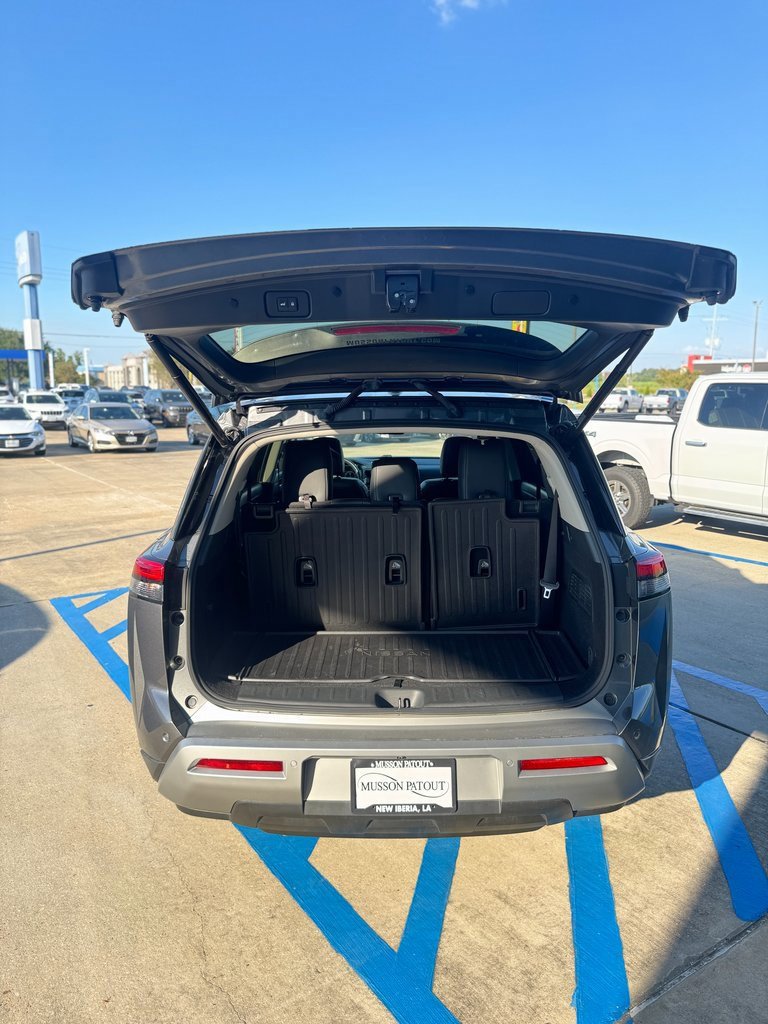 Used 2023 Nissan Pathfinder Platinum w/ Black Appearance Package image 6