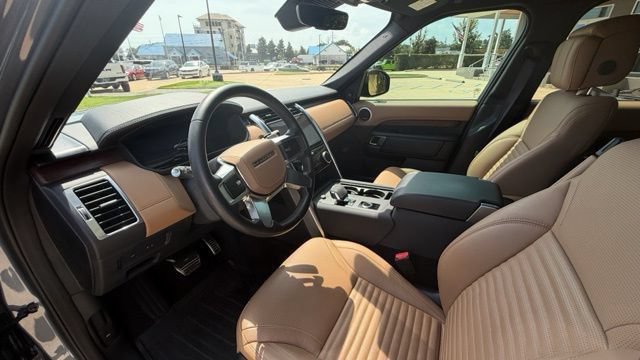 Used 2023 Land Rover Discovery Metropolitan Edition AWD/4WD image 13