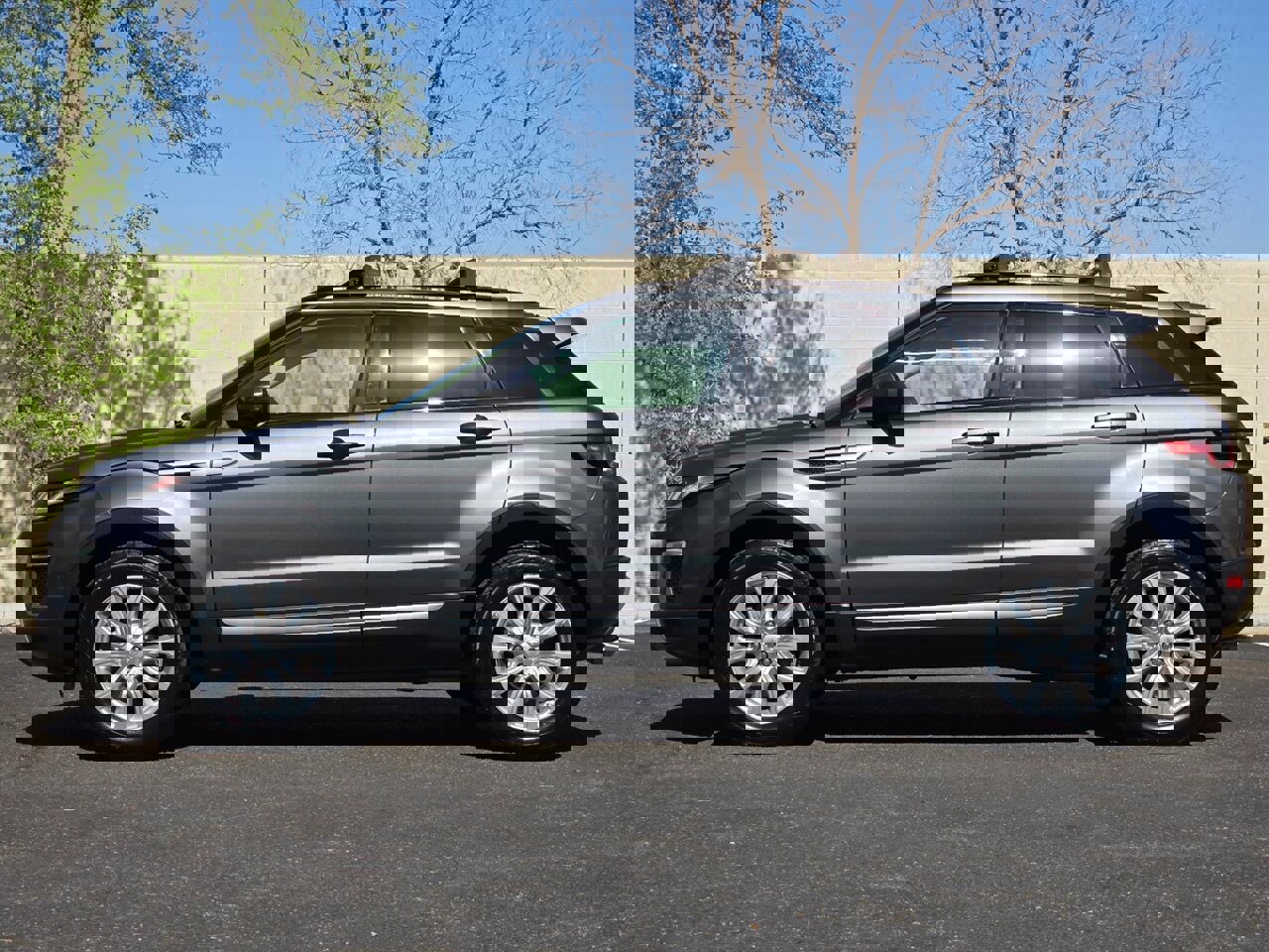 Used 2017 Land Rover Range Rover Evoque SE image 7