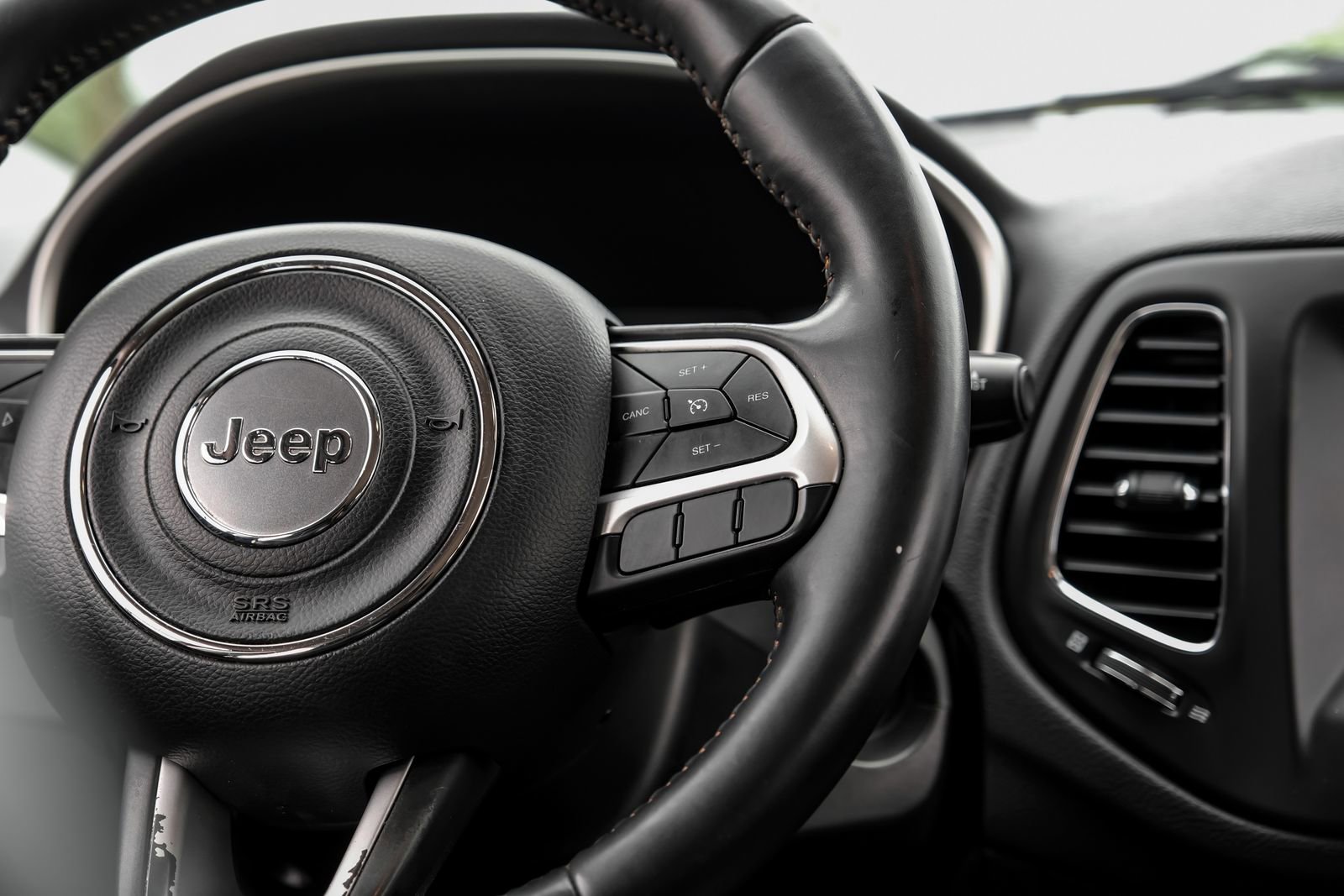 Used 2017 Jeep Compass Latitude w/ Popular Equipment Group FWD image 16