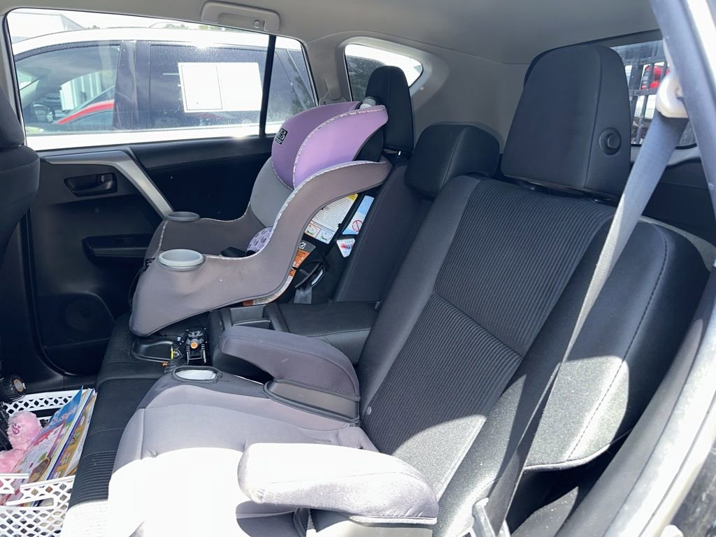 Used 2018 Toyota RAV4 LE AWD/4WD image 6