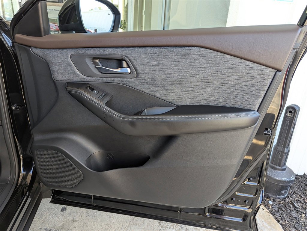 Used 2023 Nissan Rogue SV image 33