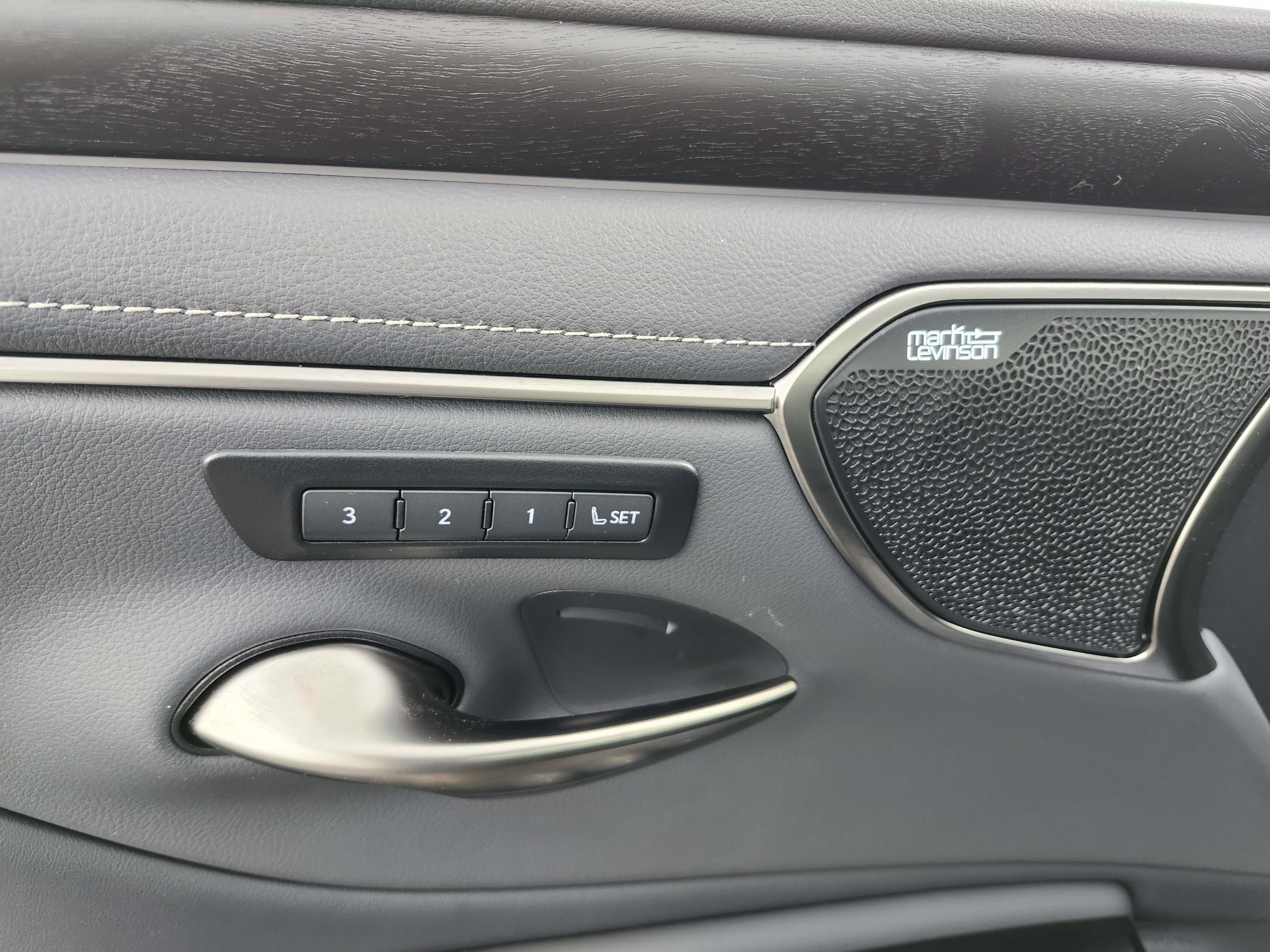 Used 2025 Lexus ES 300h Ultra Luxury w/ Accessory Package (Z2) image 30