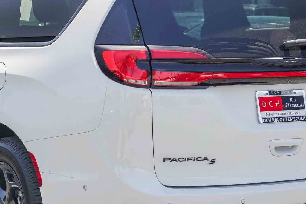 Used 2022 Chrysler Pacifica Touring-L w/ Uconnect Theater Family Group FWD image 7