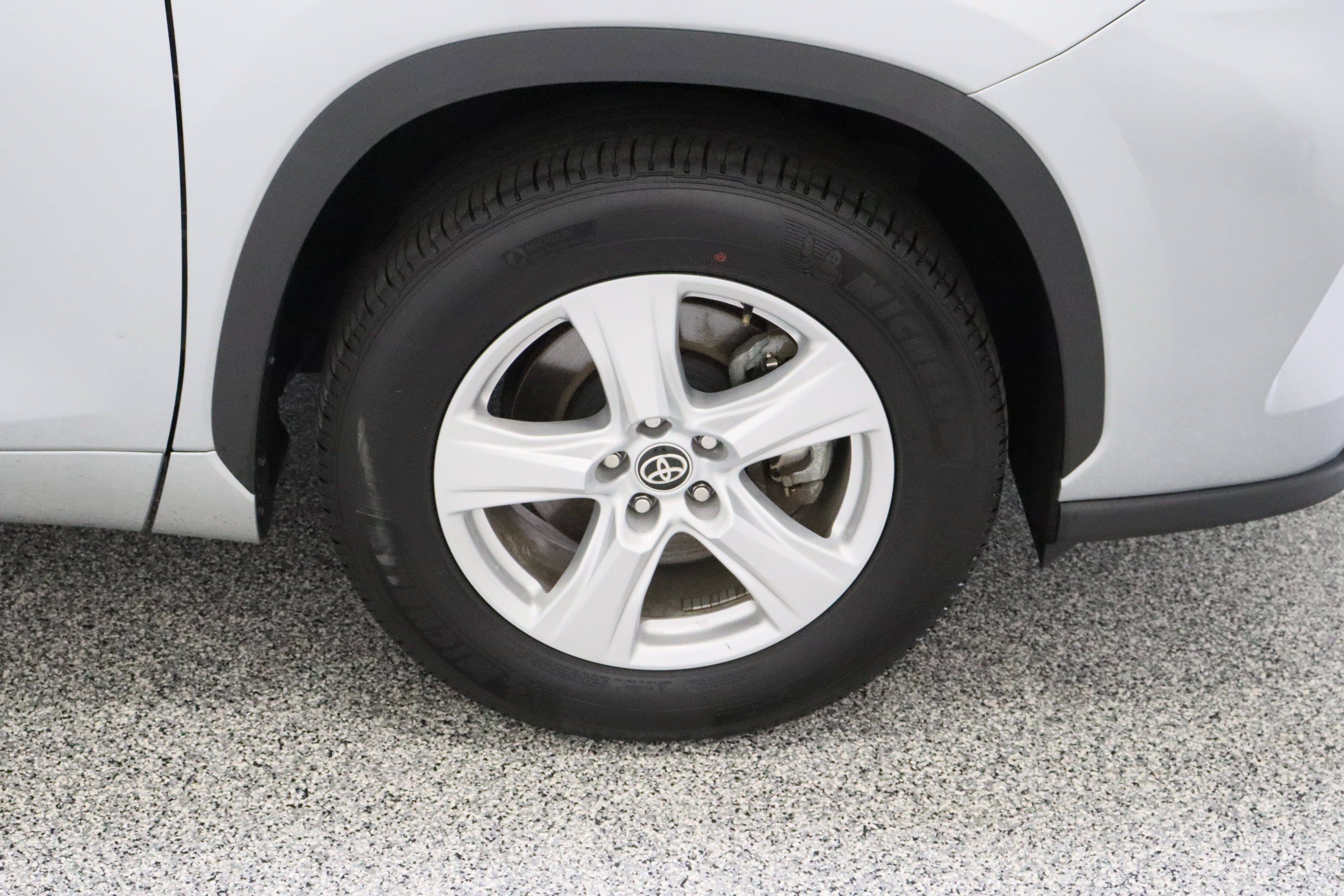 Certified 2025 Toyota Highlander LE FWD image 5