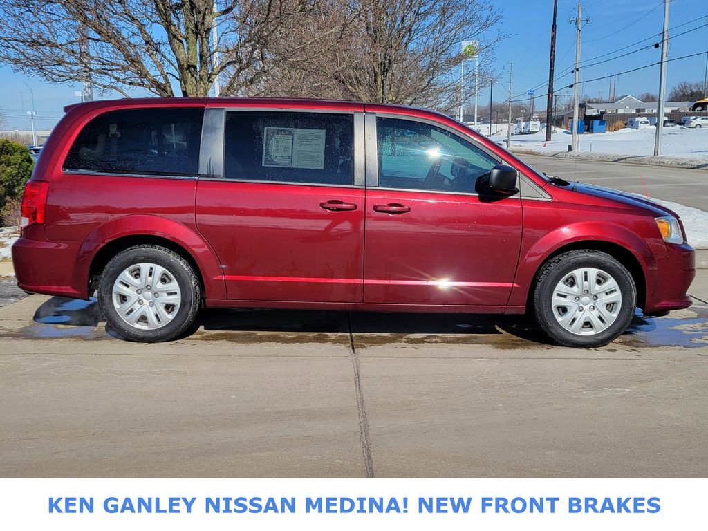 Used 2018 Dodge Grand Caravan SE w/ UConnect Hands-Free Group image 2