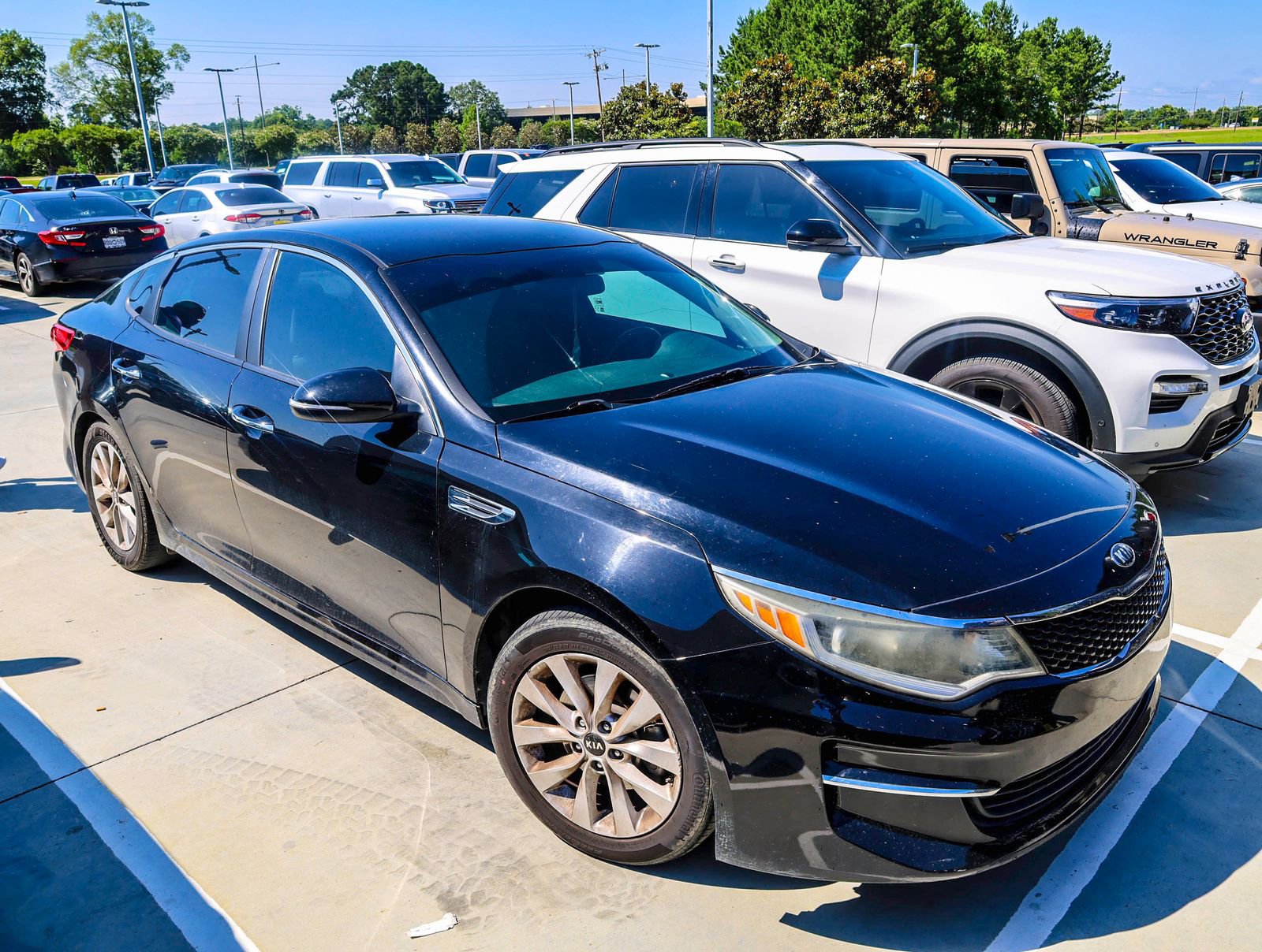 Used 2018 Kia Optima LX w/ 17" Alloy Wheels Package FWD image 2