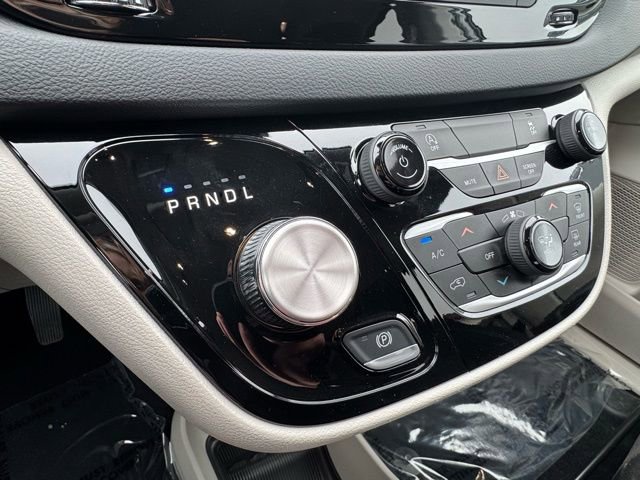 Used 2023 Chrysler Voyager LX image 14