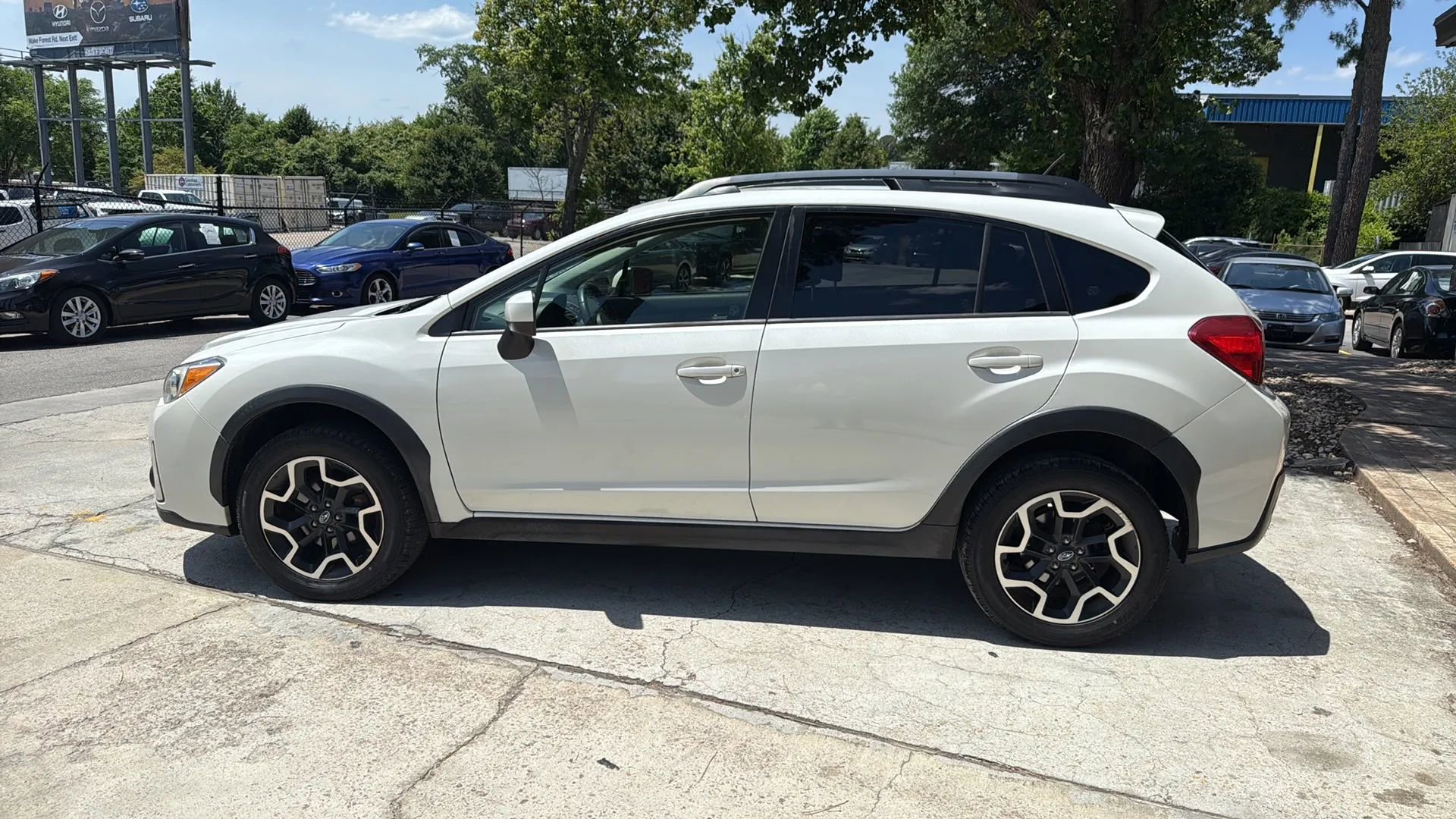 Used 2017 Subaru Crosstrek 2.0i Premium AWD/4WD image 8