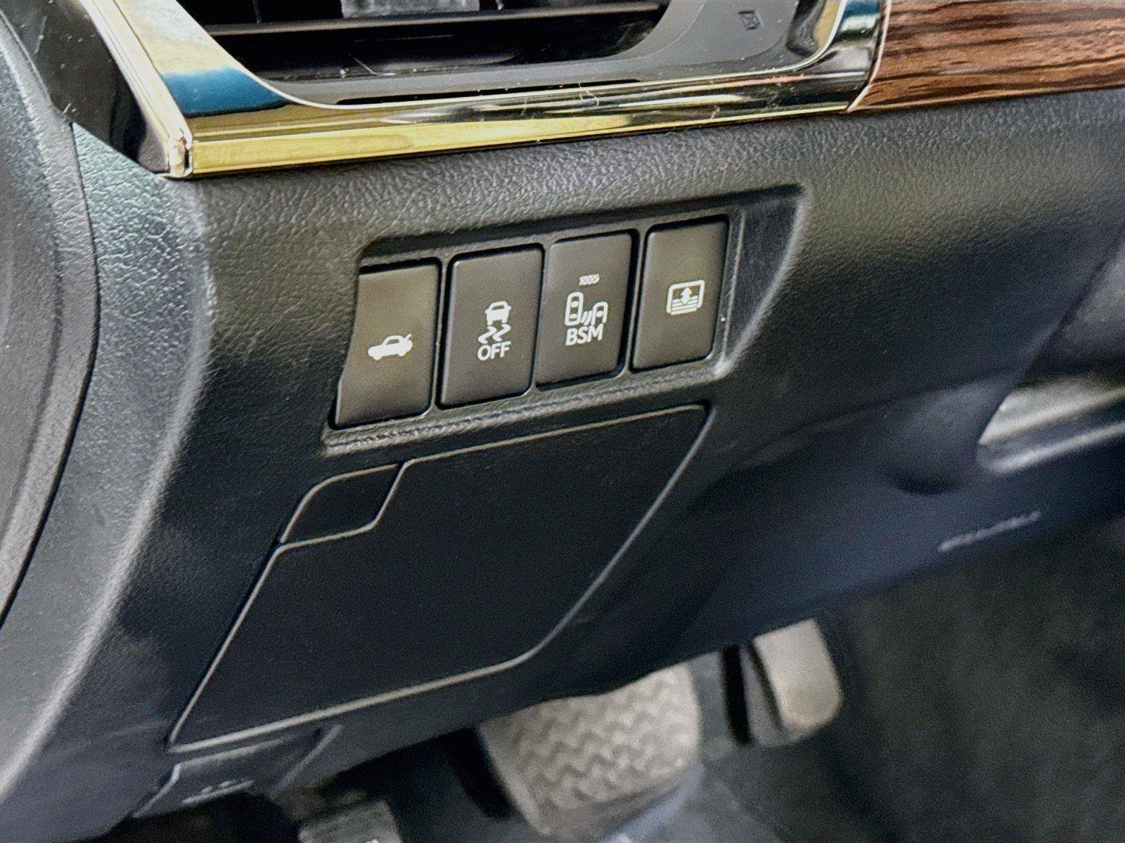 Used 2013 Toyota Avalon Limited FWD image 16