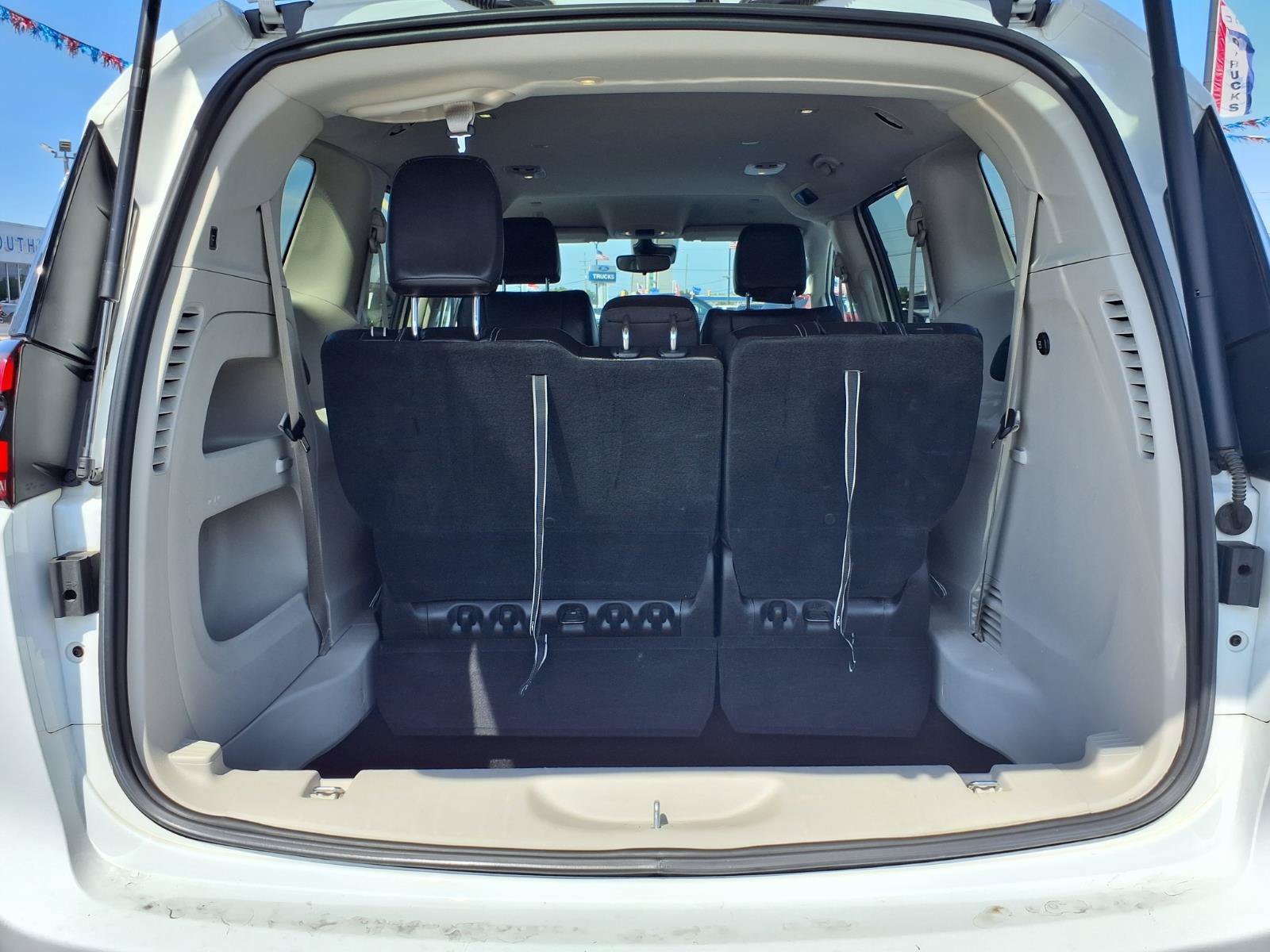 Used 2024 Chrysler Pacifica Touring-L FWD image 21