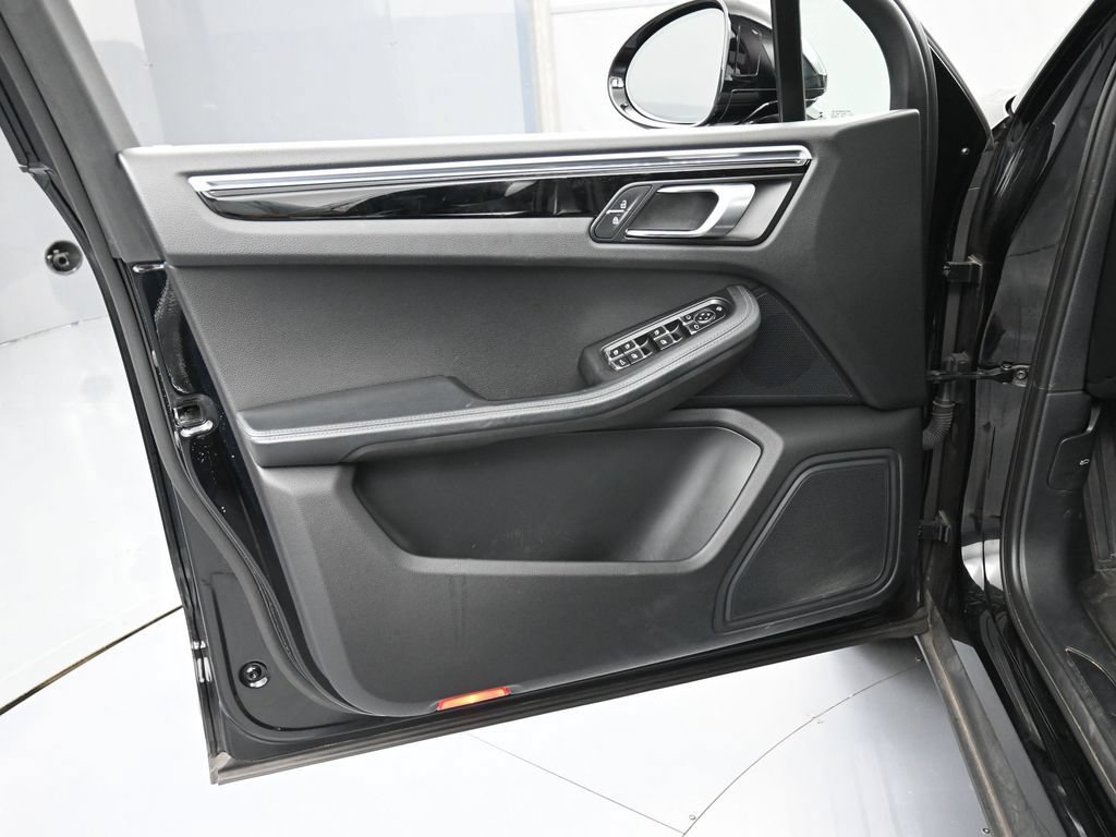 Certified 2023 Porsche Macan Turbo AWD/4WD image 15