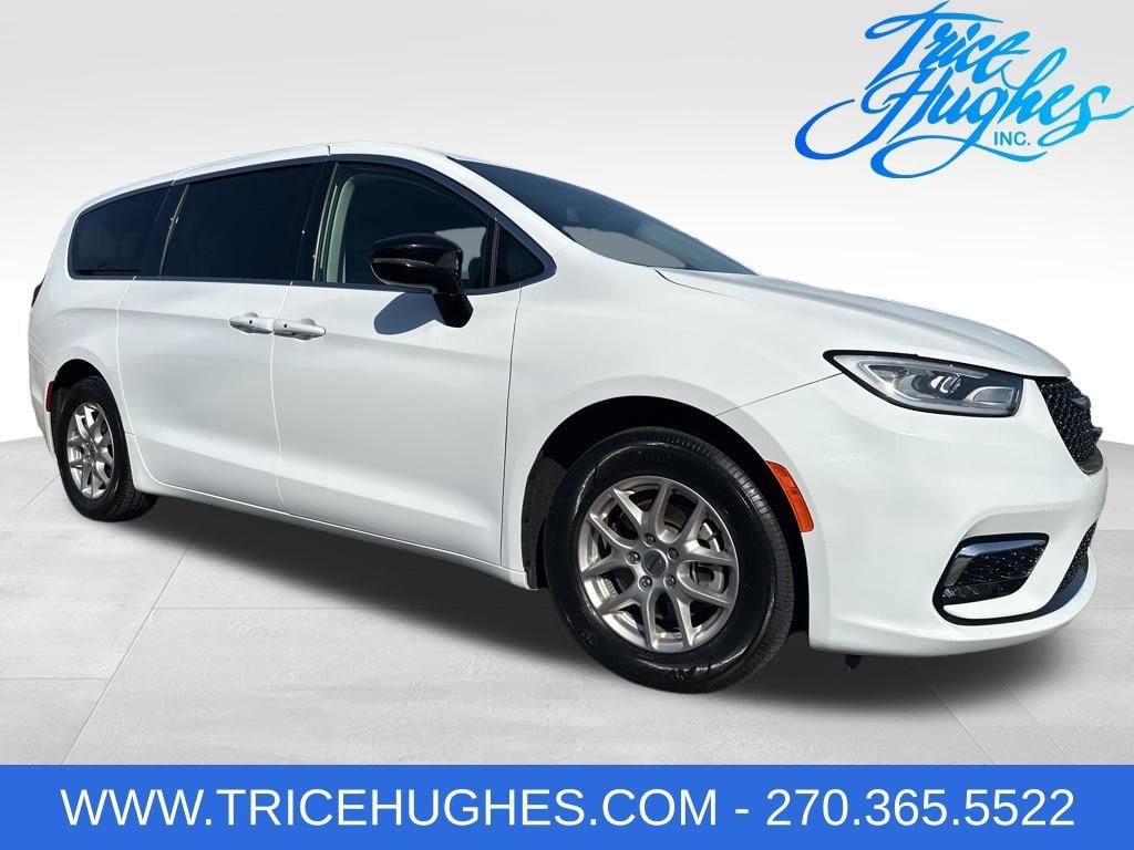 Used 2024 Chrysler Pacifica Touring-L FWD image 1