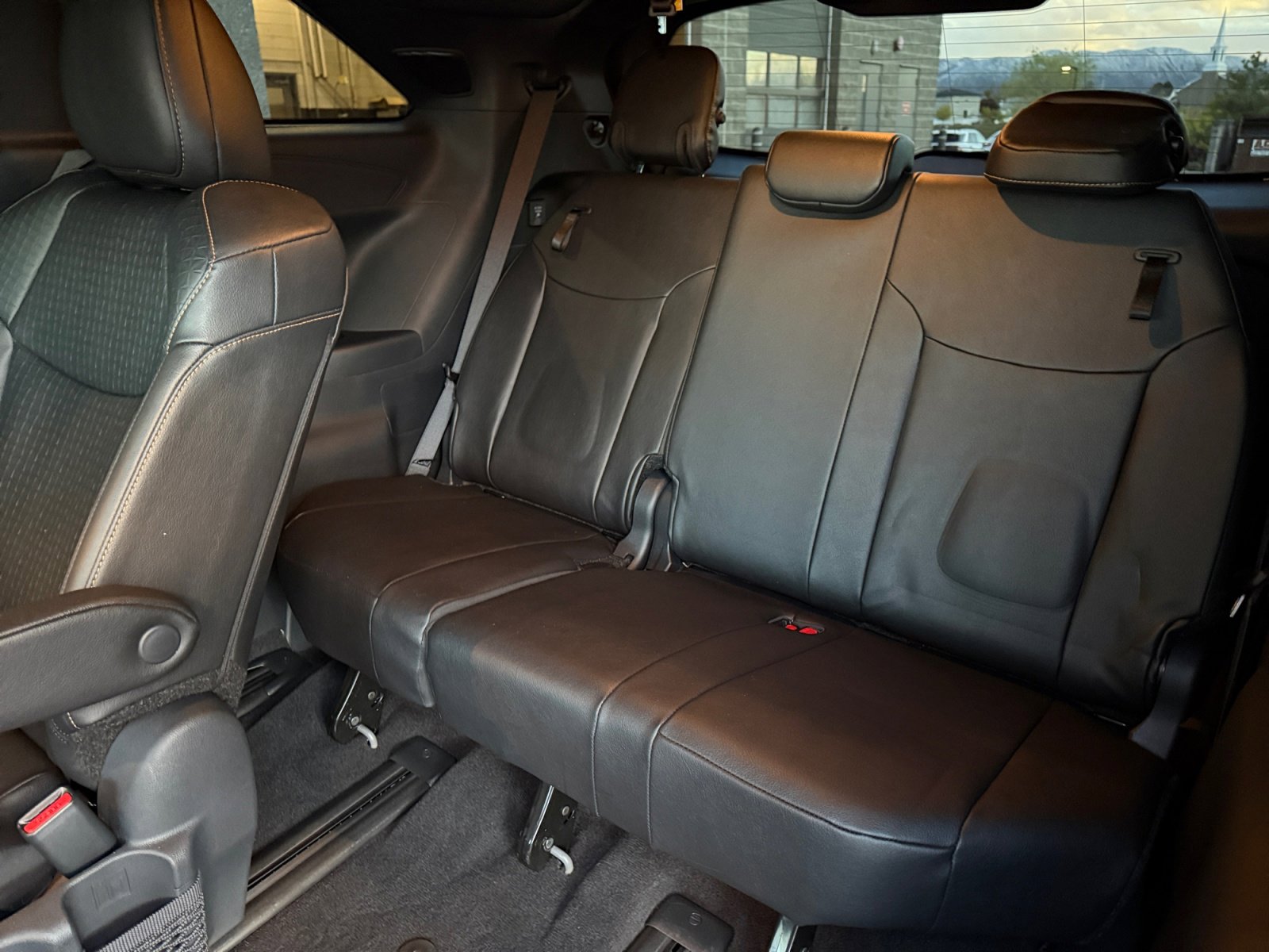 Used 2025 Toyota Sienna XLE Woodland Edition image 32