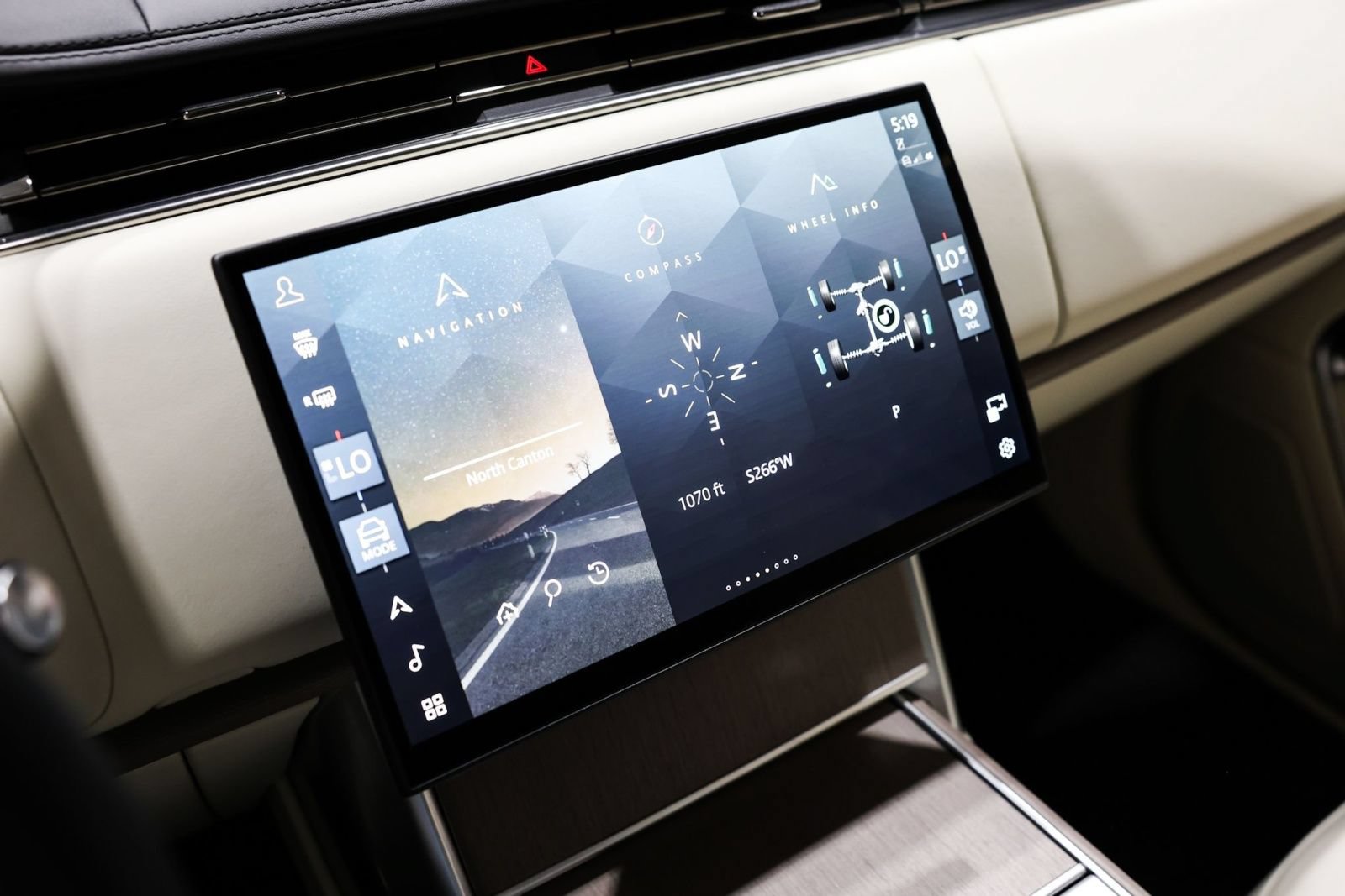 Used 2025 Land Rover Range Rover SE AWD/4WD image 18