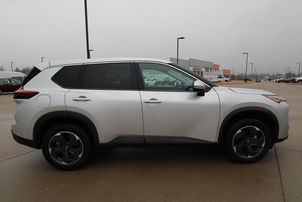 Used 2024 Nissan Rogue SV image 4