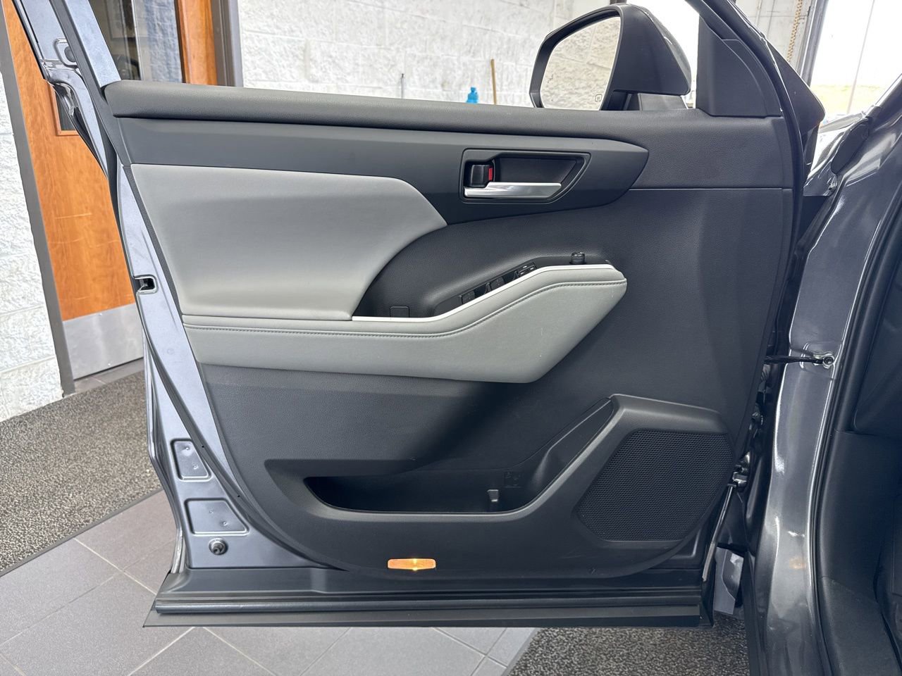 Used 2023 Toyota Highlander XLE image 35