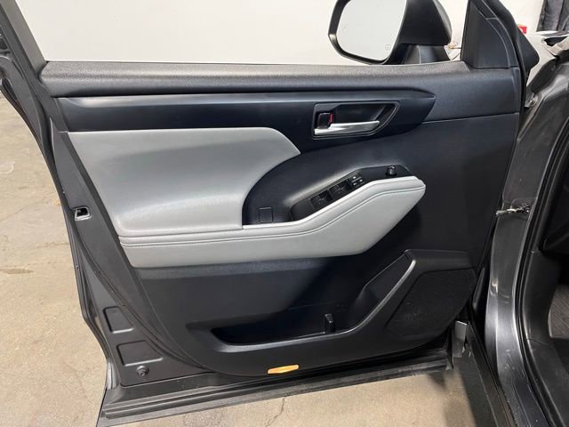 Used 2021 Toyota Highlander XLE FWD image 24