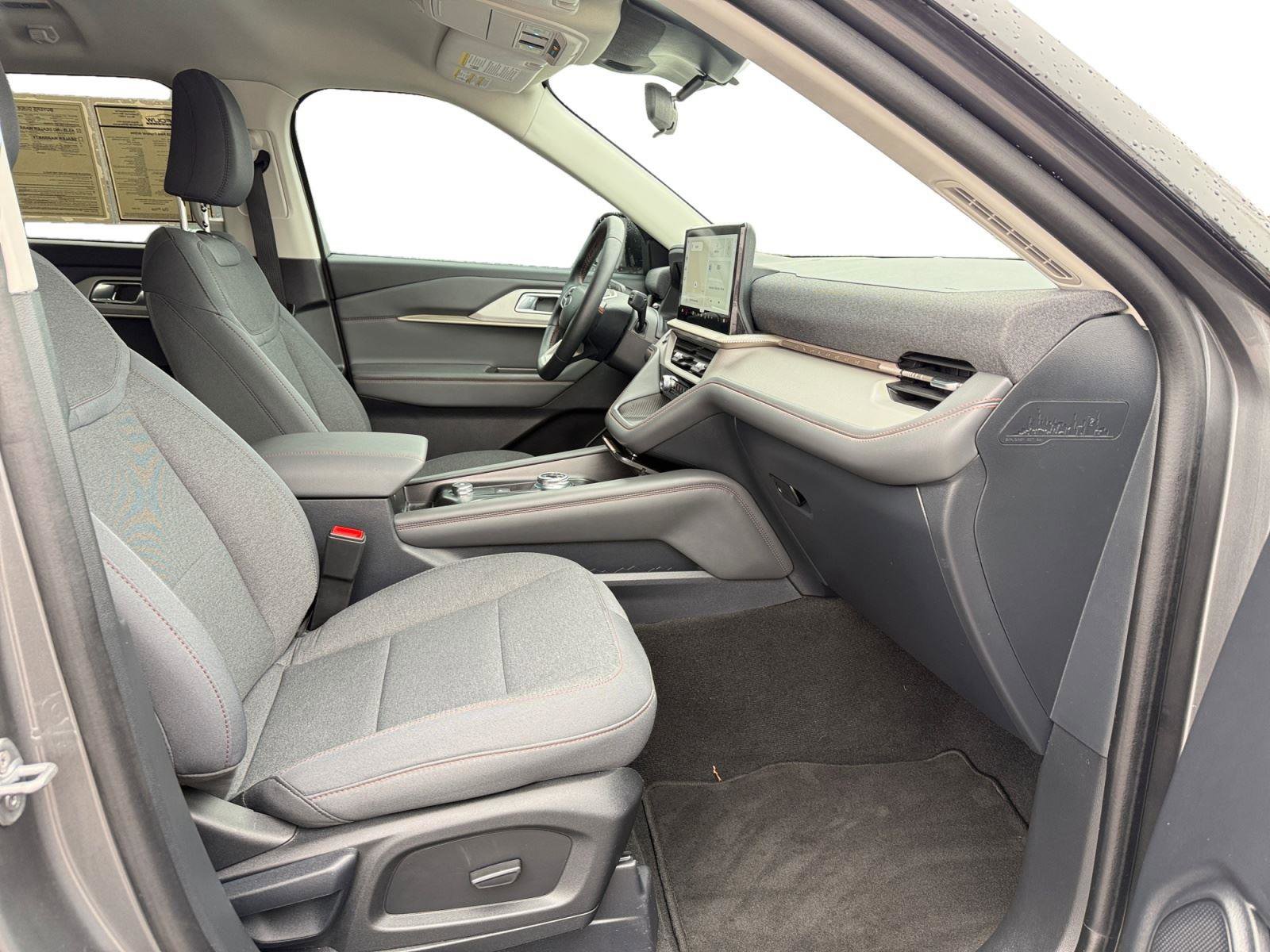 Used 2025 Ford Explorer Active AWD/4WD image 27