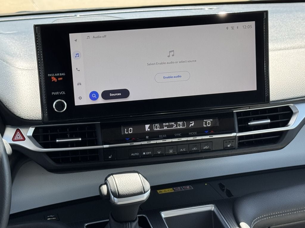 Used 2025 Toyota Sienna XLE FWD image 15