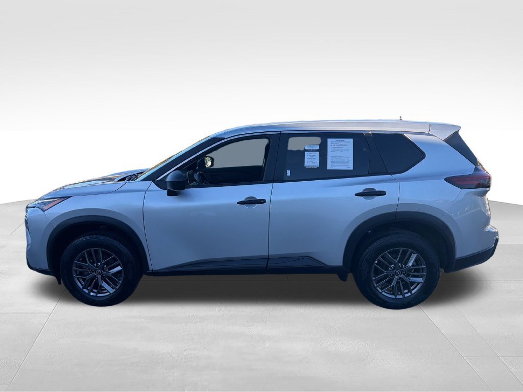 Used 2024 Nissan Rogue S AWD/4WD image 2