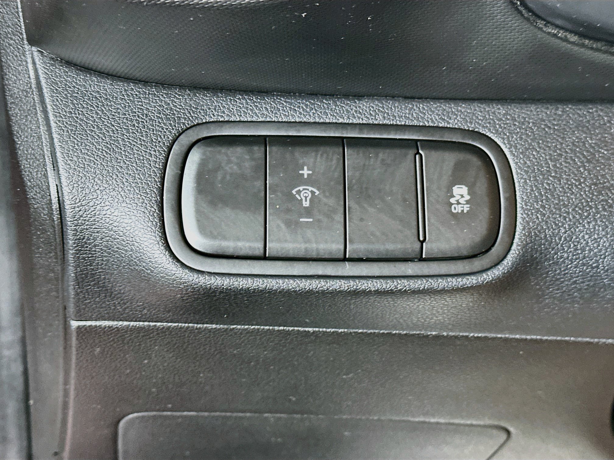 Used 2025 Hyundai Venue SEL FWD image 17