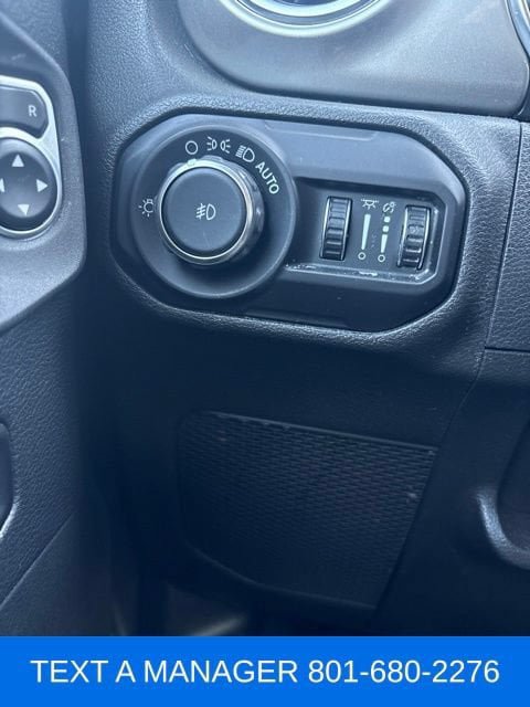 Used 2018 Jeep Wrangler Unlimited Sahara w/ Cold Weather Group AWD/4WD image 17