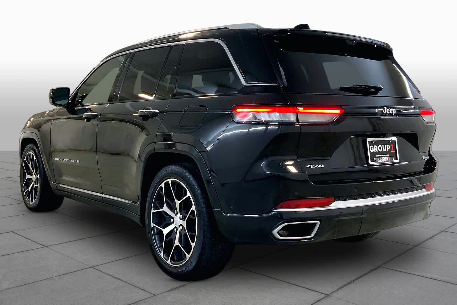 Used 2023 Jeep Grand Cherokee Summit AWD/4WD image 10