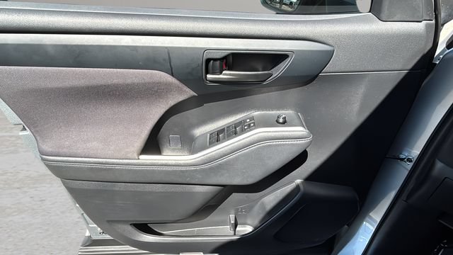 Used 2023 Toyota Highlander LE FWD image 17