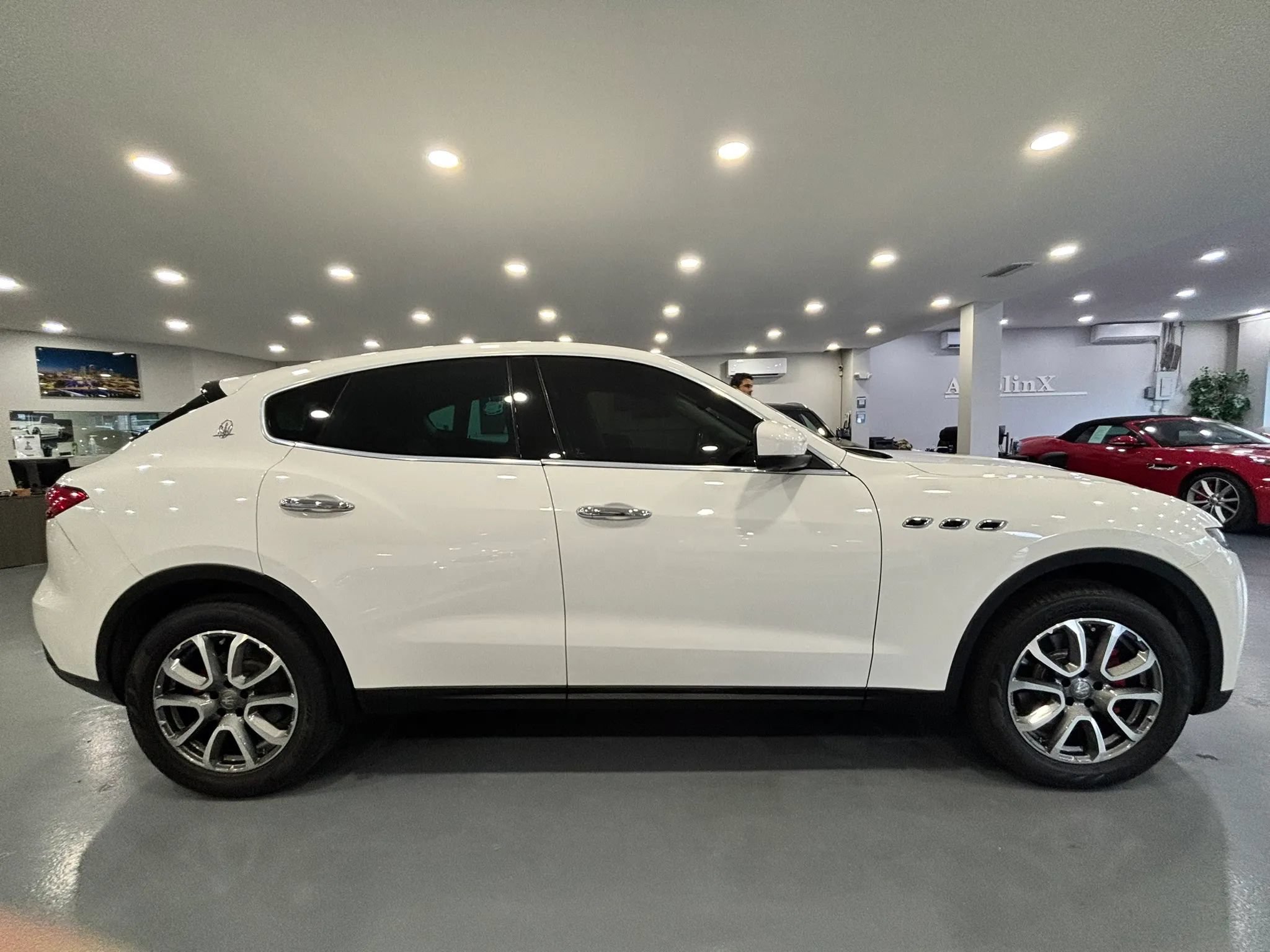 Used 2017 Maserati Levante AWD/4WD image 8