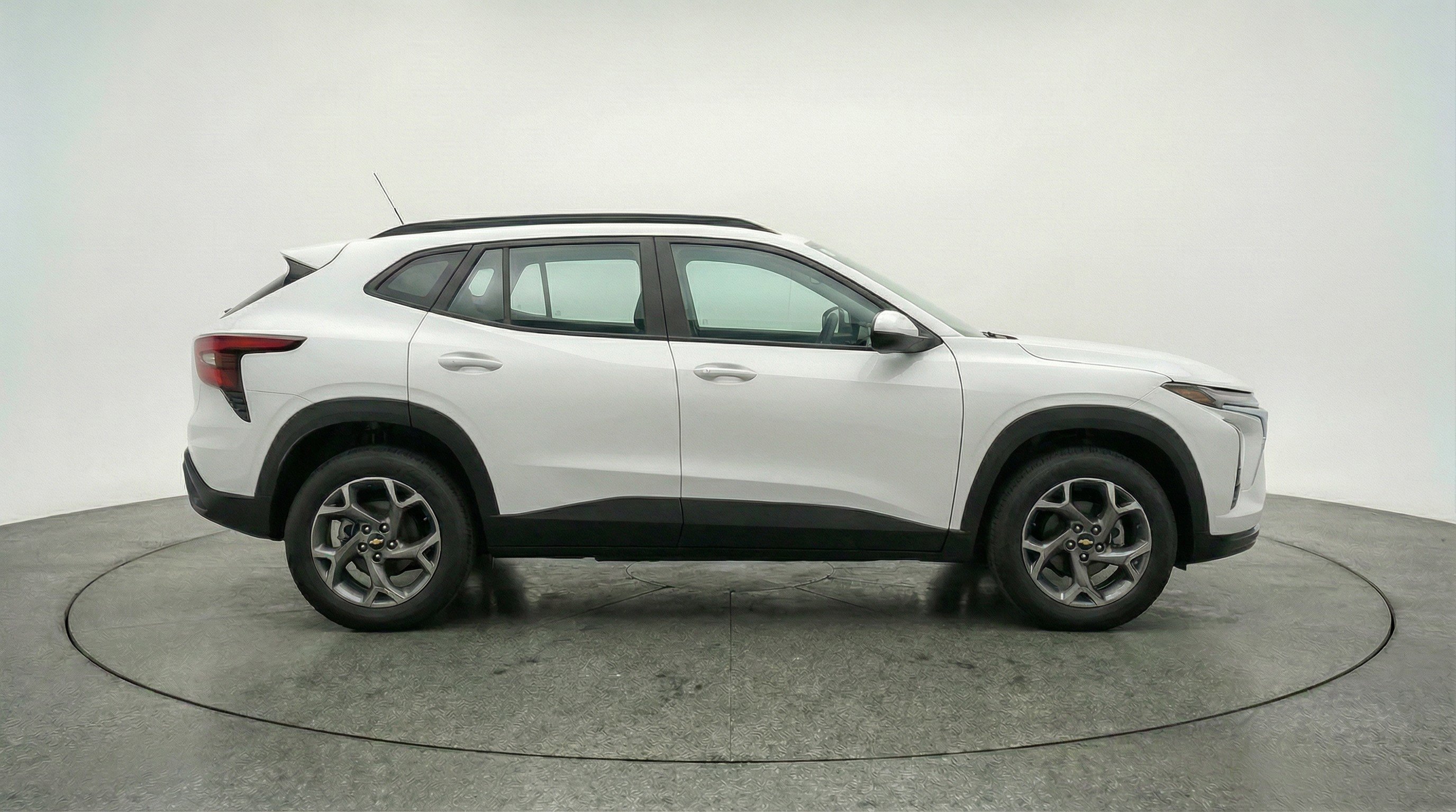 Used 2025 Chevrolet Trax LT FWD image 11