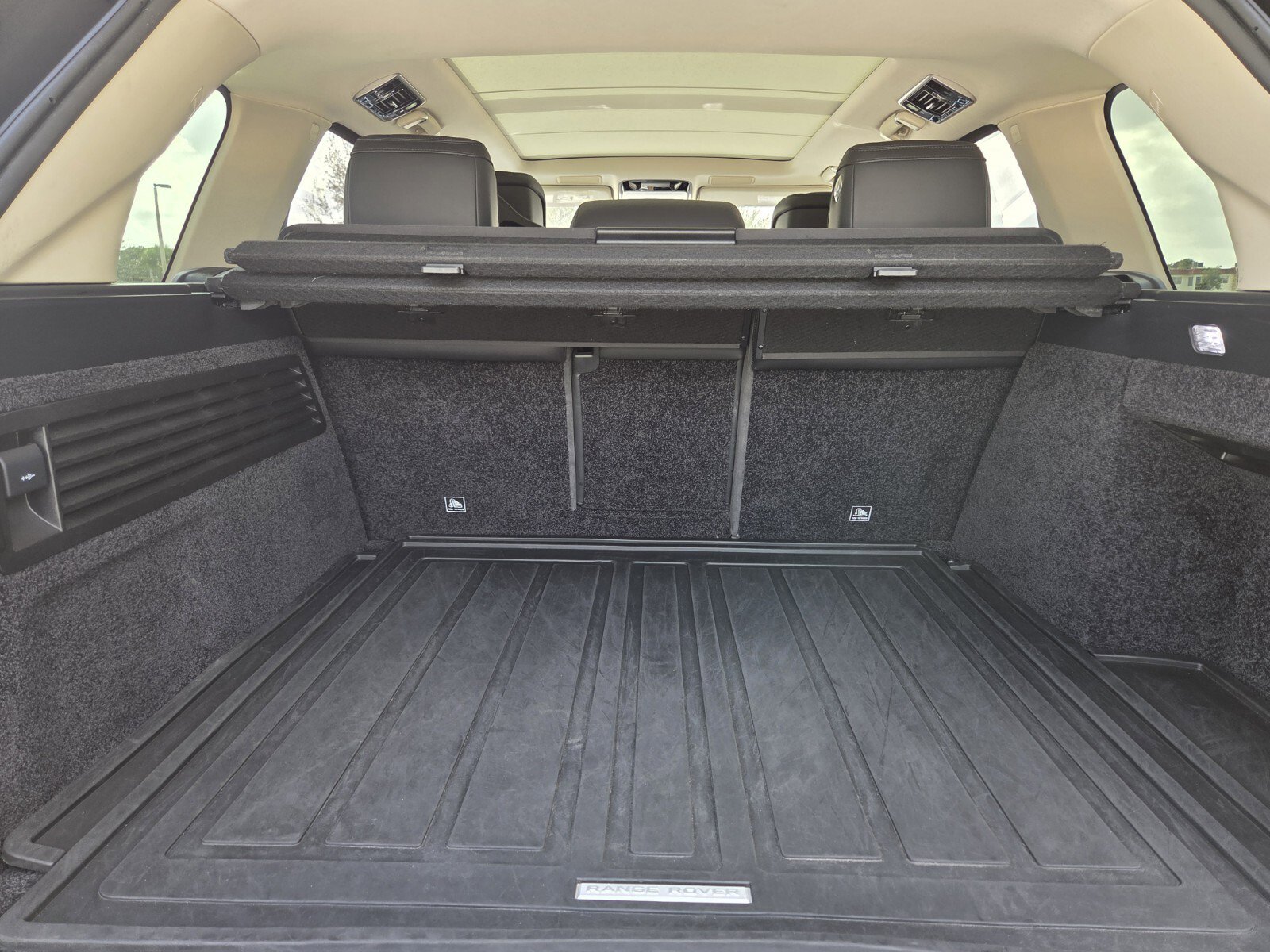 Used 2020 Land Rover Range Rover HSE image 11