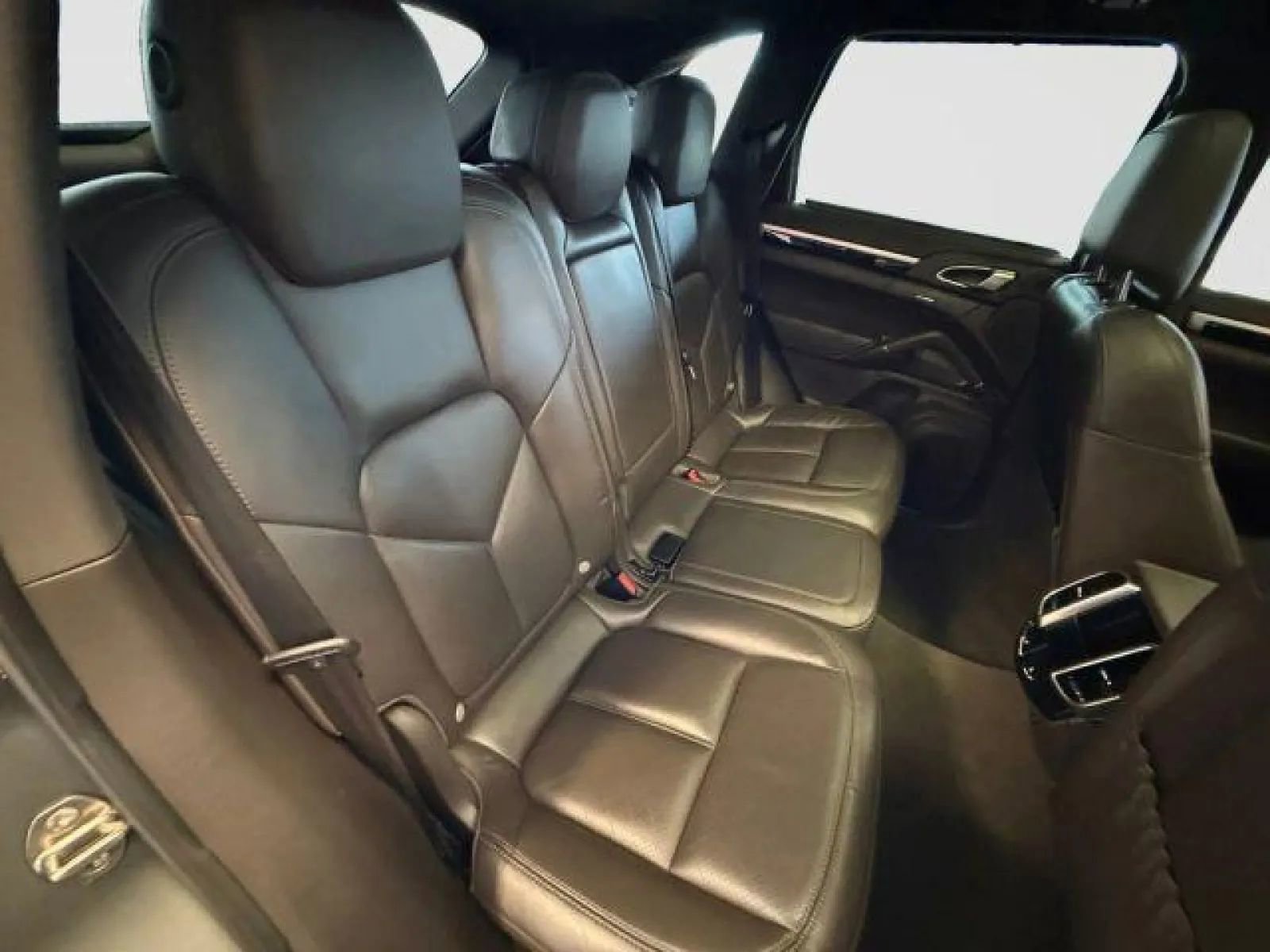 Used 2016 Porsche Cayenne w/ Premium Package Plus image 14